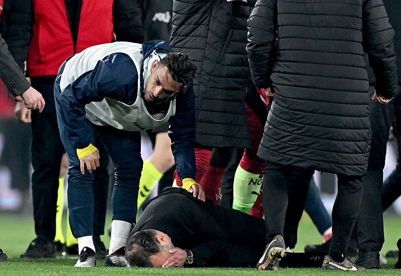 İrfan Can Kahveci ve Okan Buruk (AA)