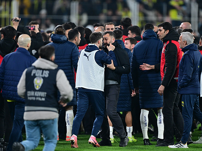 Fenerbahçe - Galatasaray derbisinde yedek kulübeleri de karşı karşıya geldi (AA)