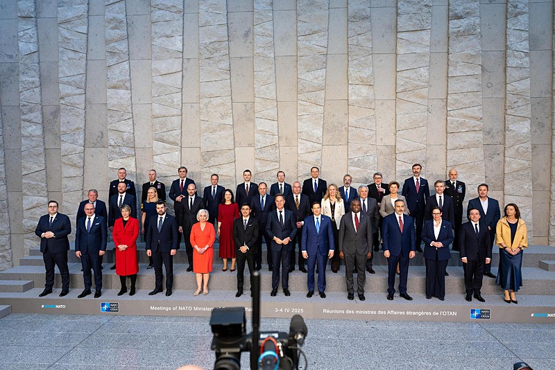 Bakan Fidan, NATO Dışişleri Bakanları aile fotoğrafında yer aldı. (DHA)