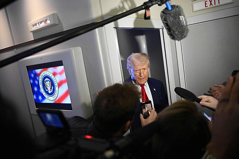 Donald Trump altın kartı tanıtıyor, AFP