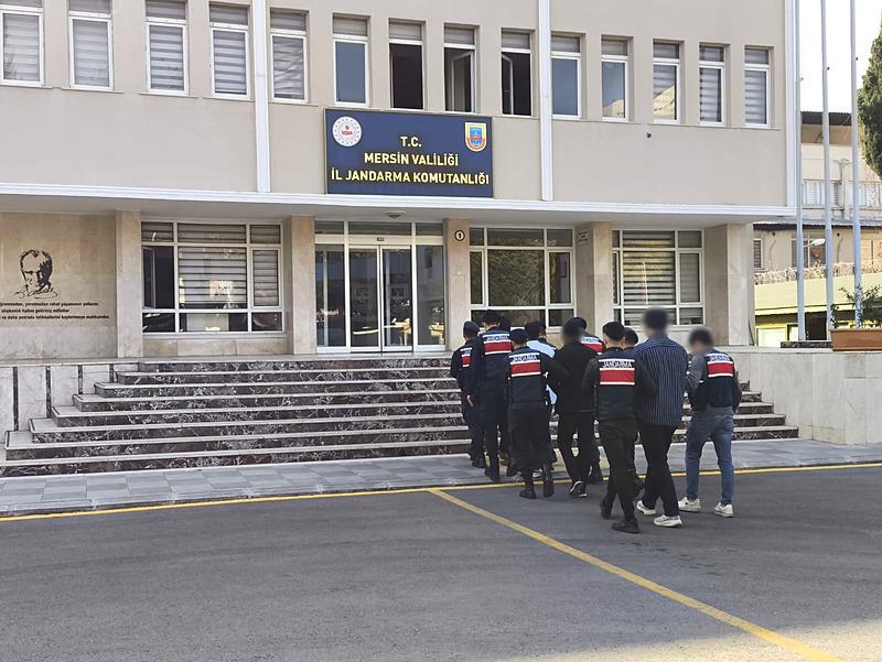 4 kişiyi silahla araziye götürüp paralarını gasp eden 7 şüpheli tutuklandı (DHA)