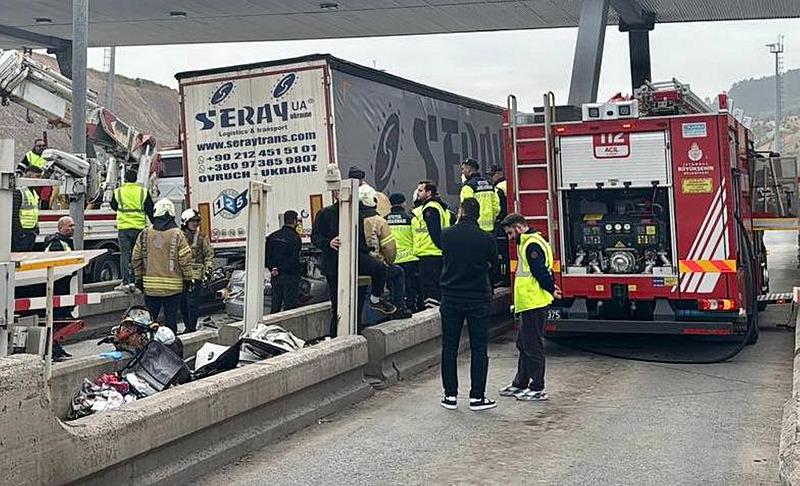 Kuzey Marmara Otoyolu'nda otomobil gişelerdeki tıra çarptı. (AA)