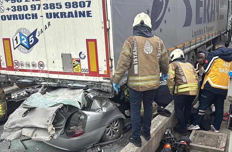 Kuzey Marmara Otoyolu'nda otomobil gişelerdeki tıra çarptı. (AA)