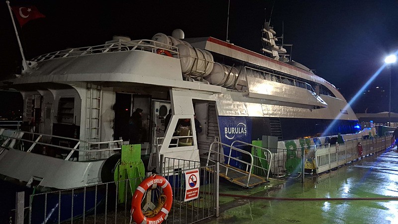 İstanbul-Bursa seferini yapan BUDO deniz otobüsünün makine dairesinde yangın çıktı. (DHA)