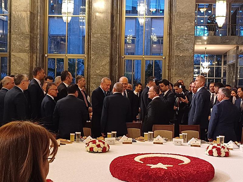 Başkan Erdoğan, Milletvekilleri ile İftar programında DEM Parti Meclis Başkanvekili Sırrı Süreyya Önder ile el sıkıştı ve kısa süre sohbet etti.  (13 Mart, TBMM Fotoğraf: DHA)