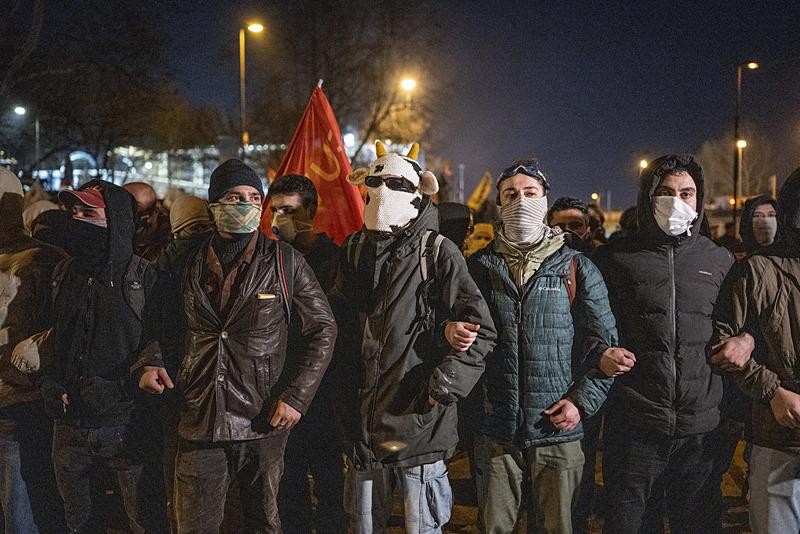 CHP Genel Başkanı Özgür Özel'in sokak çağrısı sonrası vandallar Saraçhane'yi birbirine kattı (Takvim.com.tr)