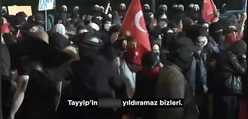 CHP Genel Başkanı Özgür Özel'in teşvik ettiği sokak teröristleri Başkan Erdoğan ve merhume annesine küfür etti (Takvim.com.tr)