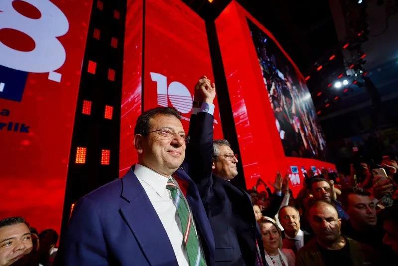 Yolsuzluk soruşturması kapsamında tutuklanan eski İBB Başkanı Ekrem İmamoğlu ve CHP Lideri Özgür Özel. (Takim.com.tr Arşiv)