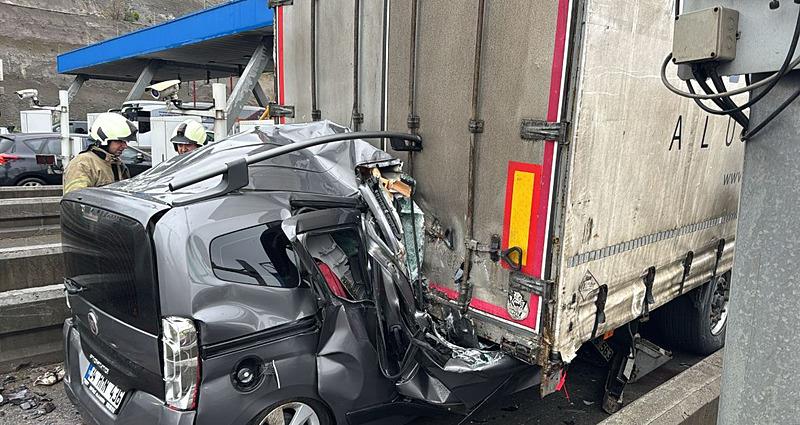 Pendik'te gişelerde hafif ticari araç TIR'ın altına girdi (Fotoğraf: DHA)