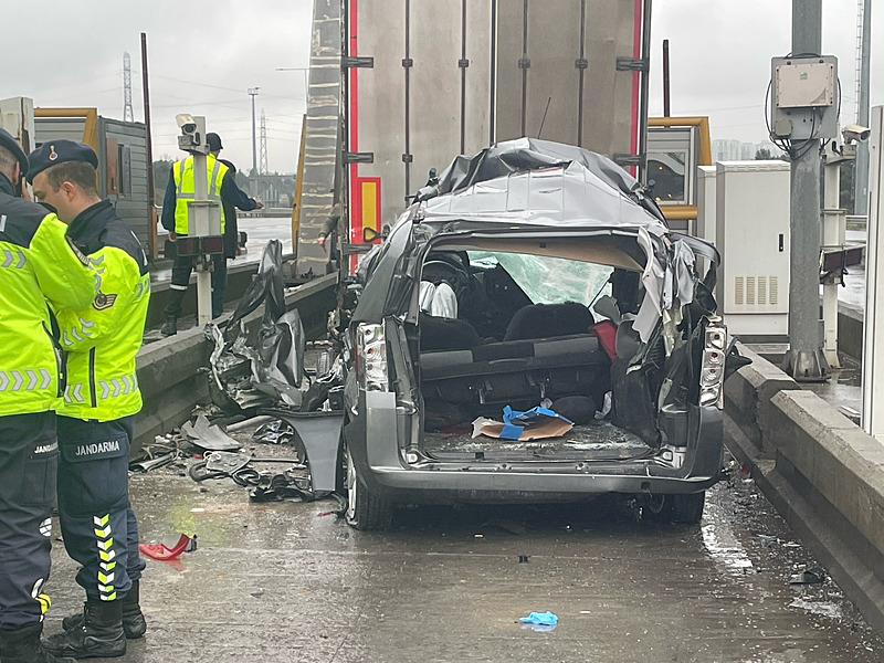 Pendik'te gişelerde hafif ticari araç TIR'ın altına girdi (Fotoğraf: DHA)