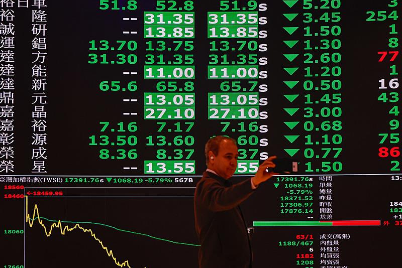 ABD Başkanı Donald Trump'ın küresel gümrük tarifelerinin Tayvan'da uygulanmaya başlamasıyla birlikte, Tayvan Borsası İşlem Ofisi fotoğraflandı. Çin, Tayvan, Singapur, Japonya, Avrupa Birliği, Güney Kore, Malezya ve Hindistan gibi küresel ekonomiler, bu ülkelerden ithal edilen ürünlere uygulanan yeni yüksek tarifelerden etkileniyor. Bu arada, NIKKEI, KOSPI, HSI, TAIEX, DAX ve DJIA gibi borsaların da bu durumdan olumsuz şekilde etkilendiği bildirildi., AA