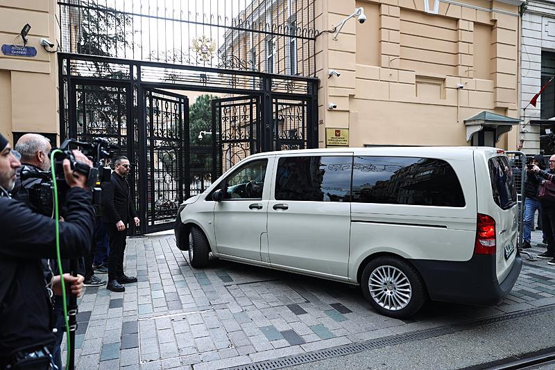 ABD ve Rusya heyetleri, büyükelçilik faaliyetlerini görüşmek üzere İstanbul'da ikinci kez bir araya geldi. ABD ile Rusya arasında büyükelçilik faaliyetlerine ilişkin konuların ele alınacağı görüşme kapsamında, ABD heyeti saat 09.45'te Rusya'nın İstanbul Başkonsolosluğu'na ulaştı, AA