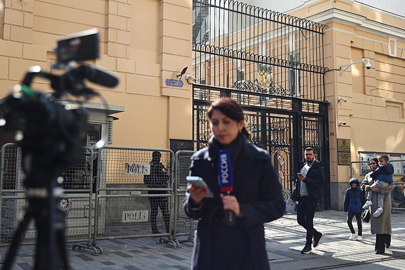 ABD ile Rusya arasında büyükelçilik faaliyetlerine ilişkin konuların ele alınacağı görüşme kapsamında, ABD heyeti saat 09.45'te Rusya'nın İstanbul Başkonsolosluğu'na ulaştı. Görüşmeye, Türk ve yabancı çok sayıda basın mensubu yoğun ilgi gösterdi, AA