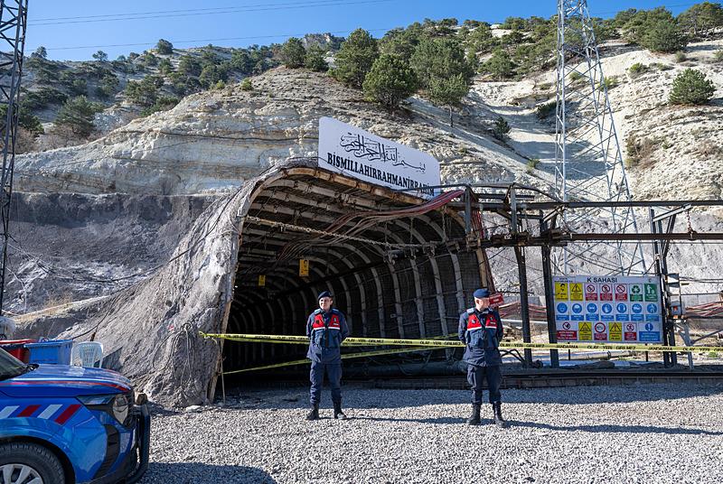 Madenin etrafında güvenlik önlemleri alındı. (AA)