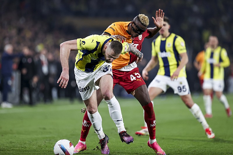 Chelsea ve Arsenal gibi dev kulüpler sezon sonunda Osimhen'i kadrosuna katmak için yoğun bir çaba harcıyor. (İHA)