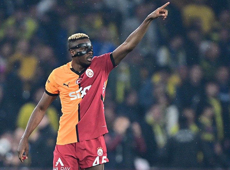 Chelsea ve Arsenal gibi dev kulüpler sezon sonunda Osimhen'i kadrosuna katmak için yoğun bir çaba harcıyor. (AA)