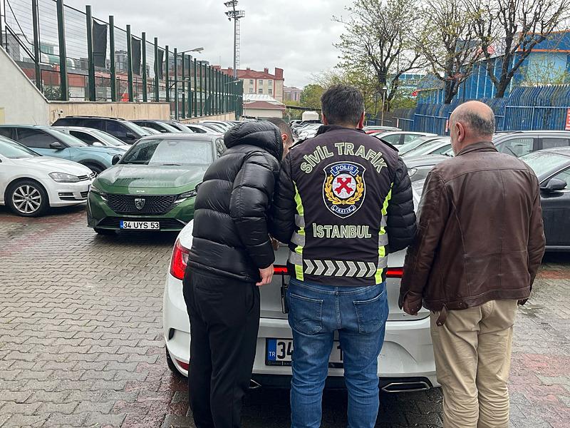 Esenyurt'ta, trafikte araç sürücüsüyle tartışan polis memuru görevden uzaklaştırıldı. (İHA)