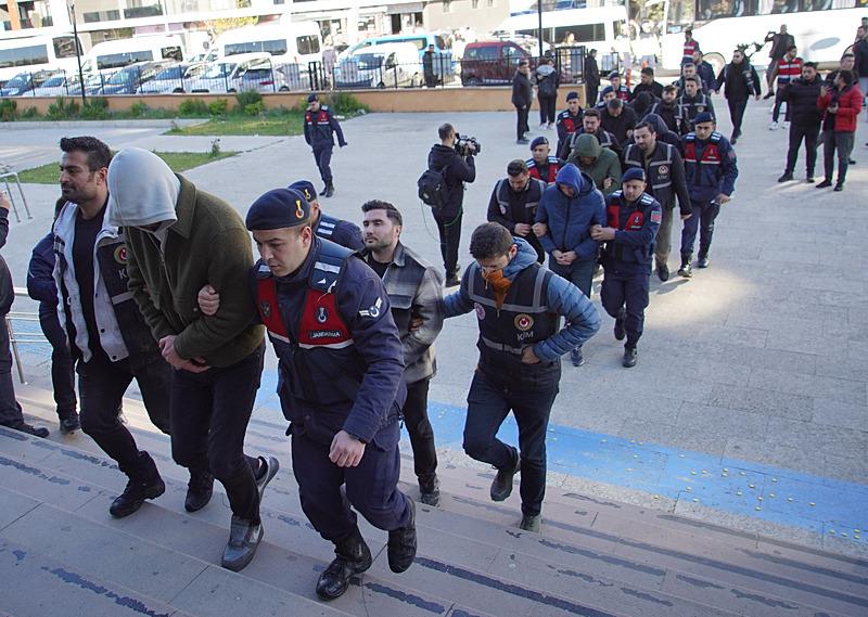 Rüşvet operasyonunda gözaltına alınan 38 gümrük muhafaza memuru adliyeye sevk edildi. (İHA)