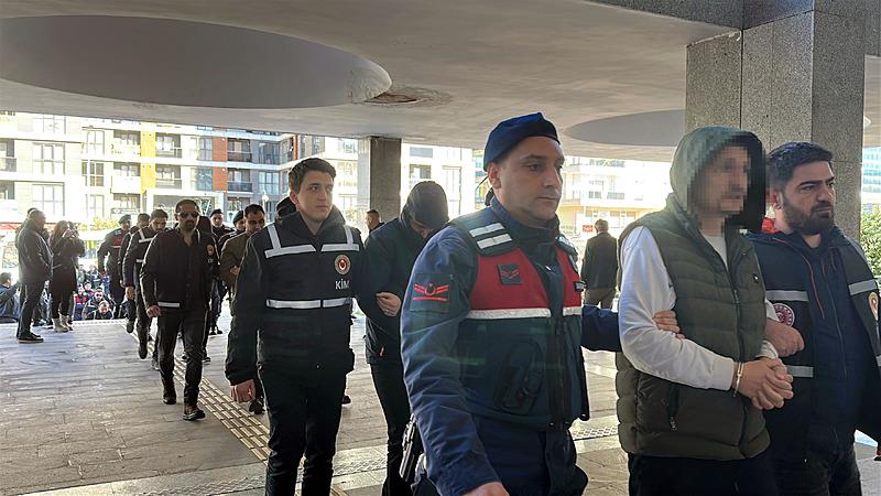 Rüşvet verdikleri iddia edilen 350 şüpheli için yakalama emri çıkarıldı. (İHA)