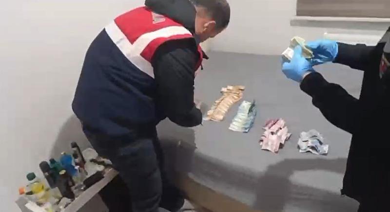 Şüphelilerin adreslerinde yapılan aramalarda 14 bin 600 dolar, 21 bin 325 euro ve 89 bin 800 lira ele geçirildi. (İHA)