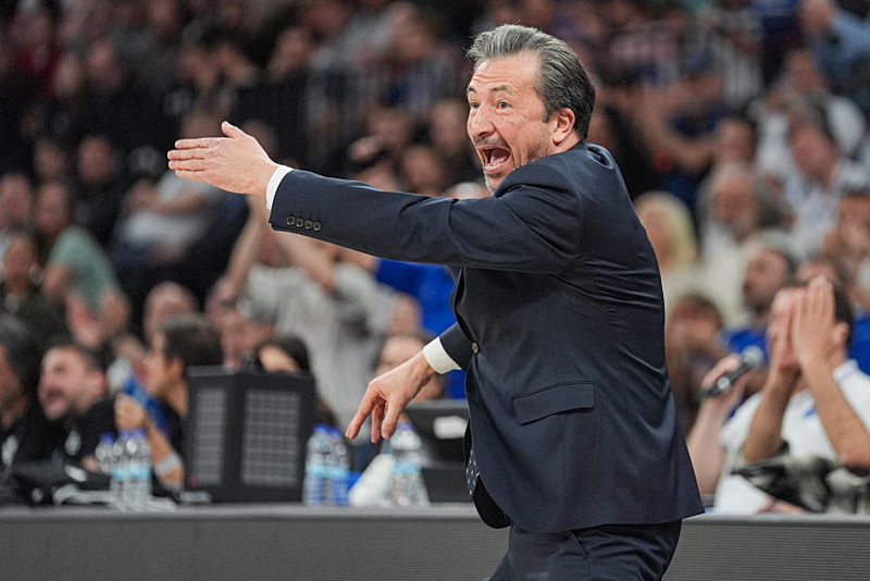 Anadolu Efes Başantrenörü Luca Banchi (aa)