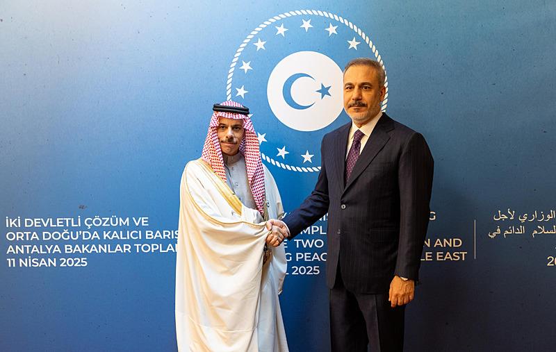 Dışişleri Bakanı Hakan Fidan ve Suudi Arabistan Dışişleri Bakanı Faysal bin Ferhan. (AA)