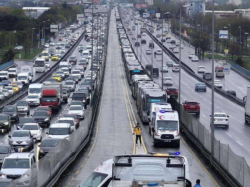 İstanbul Avcılar'da durakta bekleyen bir metrobüse, arkadan gelen başka bir metrobüs çarptı. (AA)