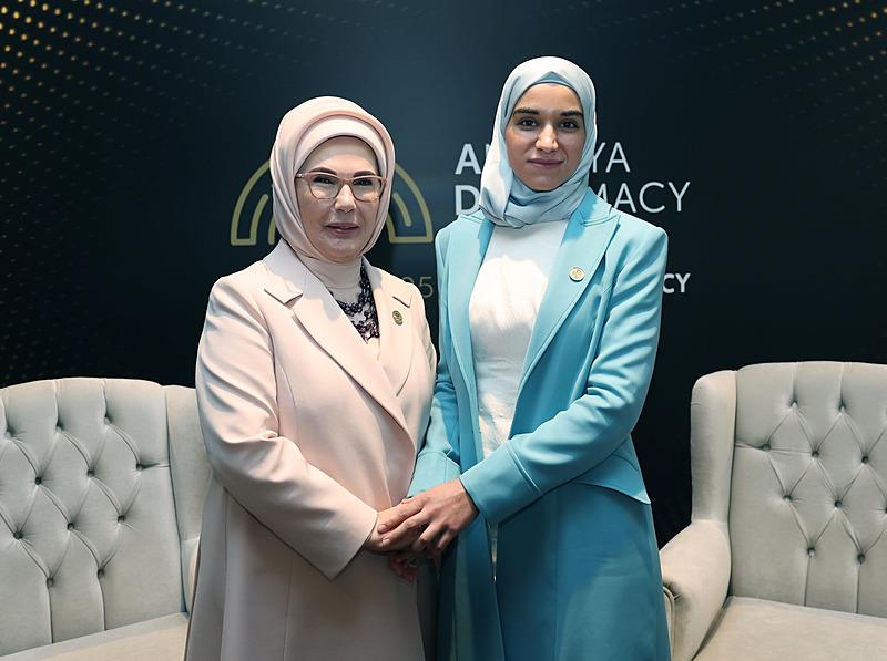 Başkan Recep Tayyip Erdoğan'ın eşi Emine Erdoğan, Suriye Cumhurbaşkanı Ahmed Şara'nın eşi Latife El Durubi ile görüştü. (AA)