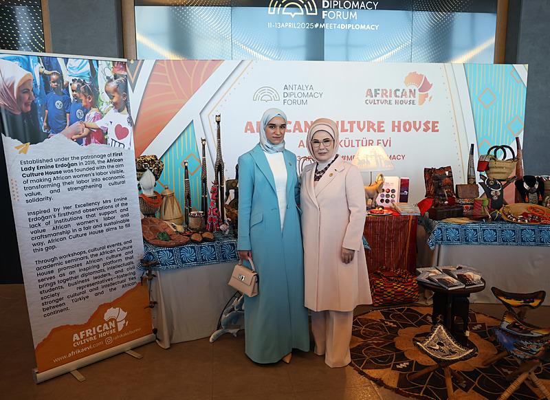 Başkan Erdoğan'ın eşi Emine Erdoğan, Suriye Cumhurbaşkanı Ahmed Şara'nın eşi Latife El Durubi ile bir araya geldi. (AA)