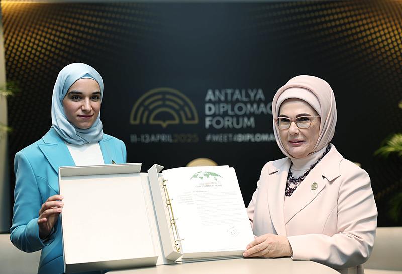 Başkan Erdoğan'ın eşi Emine Erdoğan, Suriye Cumhurbaşkanı Ahmed Şara'nın eşi Latife El Durubi ile bir araya geldi. (AA)