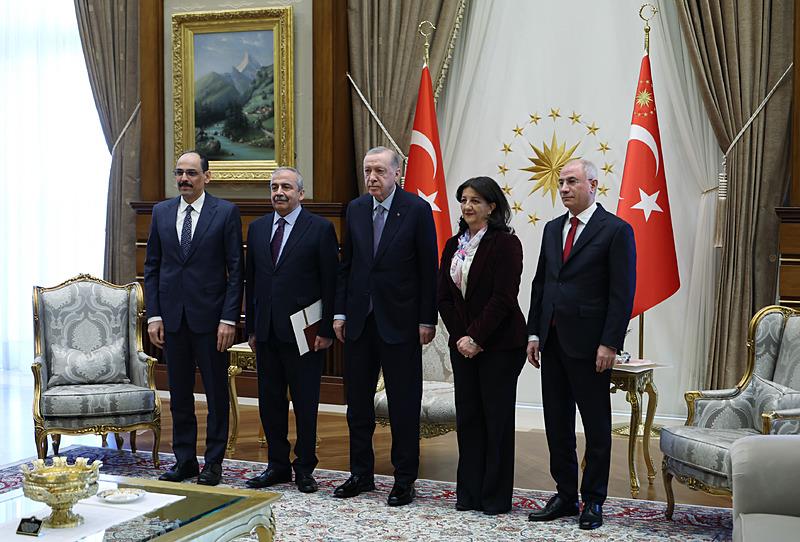 Başkan Erdoğan Recep Tayyip Erdoğan, DEM Parti Van Milletvekili Pervin Buldan ve İstanbul Milletvekili Sırrı Süreyya Önder'i Cumhurbaşkanlığı Külliyesi'nde kabul etti. Kabulde MİT Başkanı İbrahim Kalın ve AK Parti Genel Başkanvekili Efkan Ala yer aldı (Fotoğraf: AA)