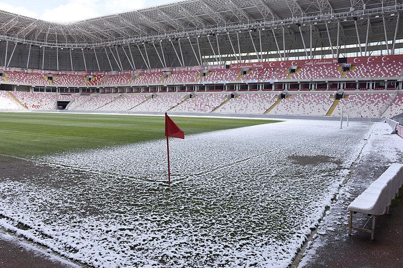 Sivasspor - Fenerbahçe maçı öncesi Sivas'ta kar yağışı etkisini gösterdi (DHA)