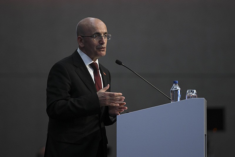 akan Şimşek, ADF'de ʺKüresel Sınamalar ve Türkiye'nin Görünümüʺ başlıklı sunum yaptı. (AA)