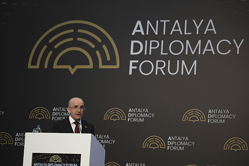 akan Şimşek, ADF'de ʺKüresel Sınamalar ve Türkiye'nin Görünümüʺ başlıklı sunum yaptı. (AA)