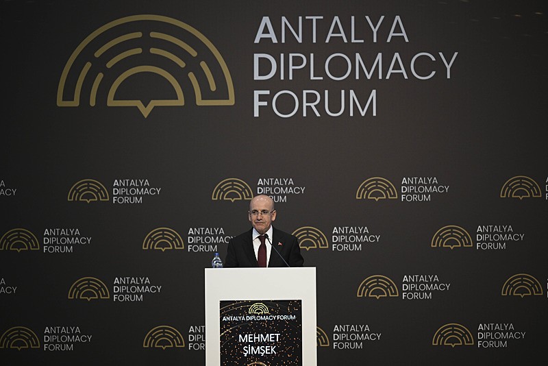 akan Şimşek, ADF'de ʺKüresel Sınamalar ve Türkiye'nin Görünümüʺ başlıklı sunum yaptı. (AA)