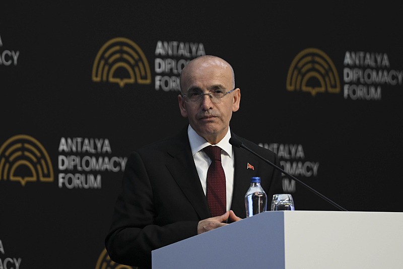 akan Şimşek, ADF'de ʺKüresel Sınamalar ve Türkiye'nin Görünümüʺ başlıklı sunum yaptı. (AA)