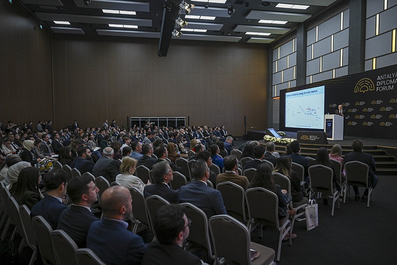 akan Şimşek, ADF'de ʺKüresel Sınamalar ve Türkiye'nin Görünümüʺ başlıklı sunum yaptı. (AA)