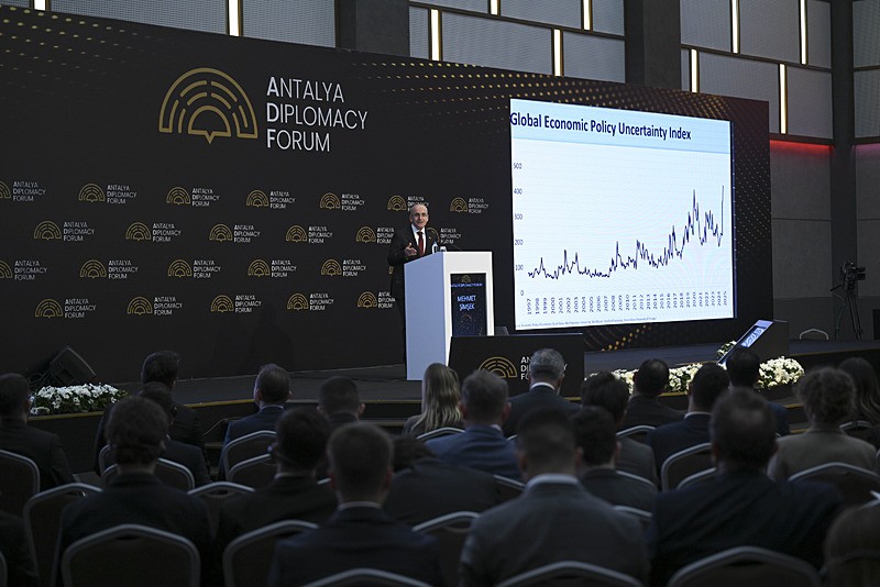 akan Şimşek, ADF'de ʺKüresel Sınamalar ve Türkiye'nin Görünümüʺ başlıklı sunum yaptı. (AA)