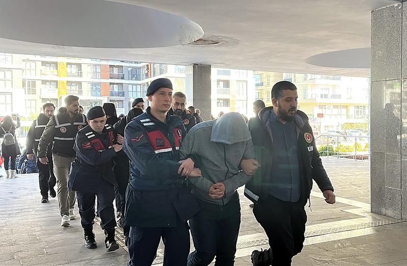Kapıkule'deki rüşvet operasyonunda 23 gümrük görevlisi tutuklandı. (DHA)