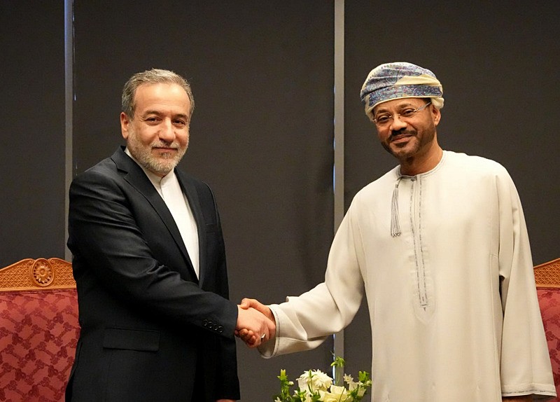 İran Dışişleri Bakanı Abbas Erakçi ve Ummanlı mevkidaşı Bedr bin Hamed el-Busaidi, ABD ile dolaylı görüşmelerin yürütülmesi konusunda istişarelerde bulundu. (AA)