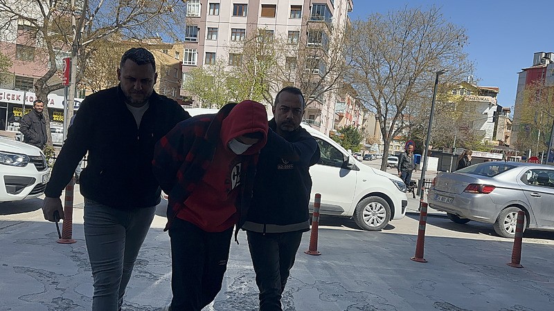 Konya'da hastalara yönelik uygunsuz yazışmalarda bulundukları iddia edilen 2 doktor adliyeye sevk edildi. (AA)
