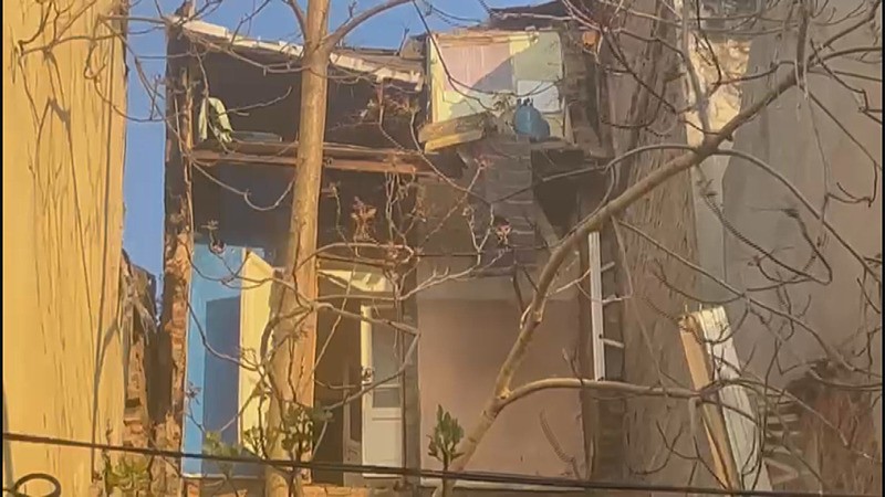 Şişli'de bir binada kısmi çökme meydana geldi. (DHA)