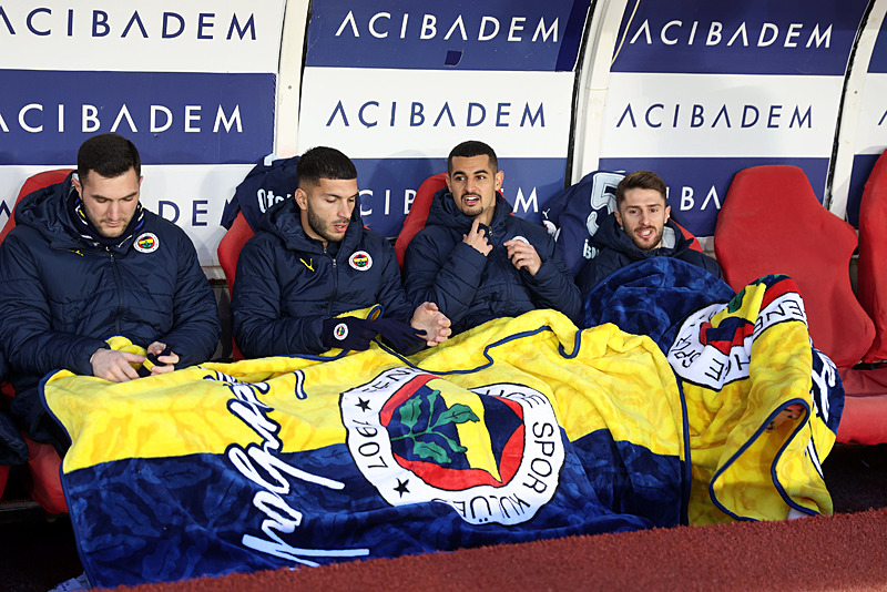 Fenerbahçeli futbolcular battaniye ile ısınmaya çalıştı (AA)