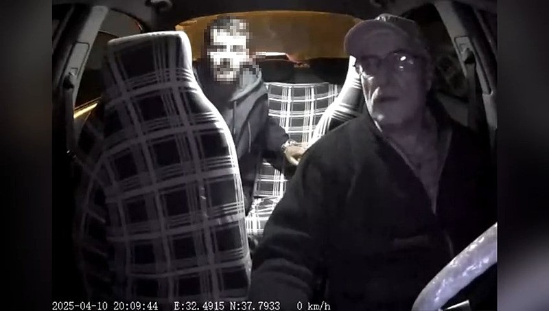 taksici-tabancali-gaspciyi-biber-gaziyla-uzaklastirdi-o-anlar-arac-kamerasina-yansidi-1744560828517.jpeg Taksici, tabancalı gaspçıyı biber gazıyla uzaklaştırdı. (DHA)