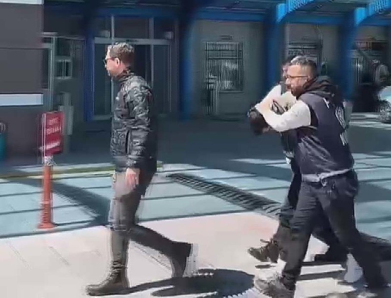 taksici-tabancali-gaspciyi-biber-gaziyla-uzaklastirdi-o-anlar-arac-kamerasina-yansidi-1744569572881.jpeg Konya'da taksi şoförü Veli Kurt'u, tabancayla gasp etmeye çalışan müşterisi Mehmet Akif Demircan(28) tutuklandı. (DHA)