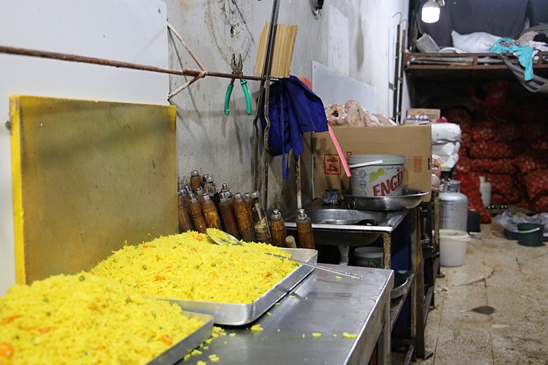 Kilis'te hijyen kurallarına uymayan döner imalathanesi kapatıldı. (AA)