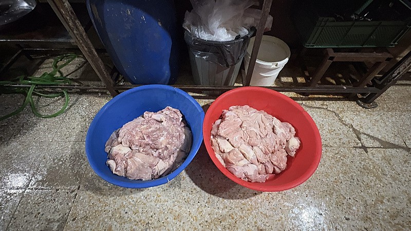 Kilis'te hijyen kurallarına uymayan döner imalathanesi kapatıldı. (AA)