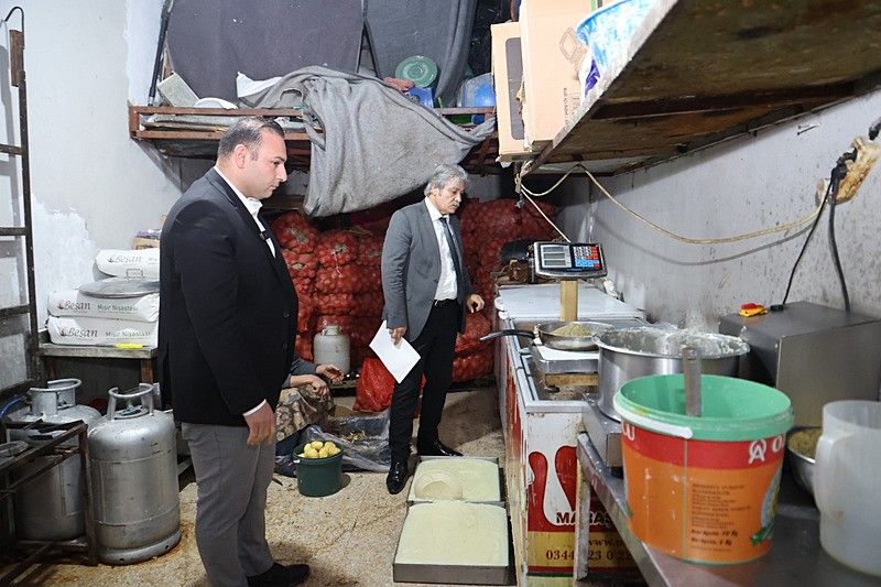 Kilis'te hijyen kurallarına uymayan döner imalathanesi kapatıldı. (AA)