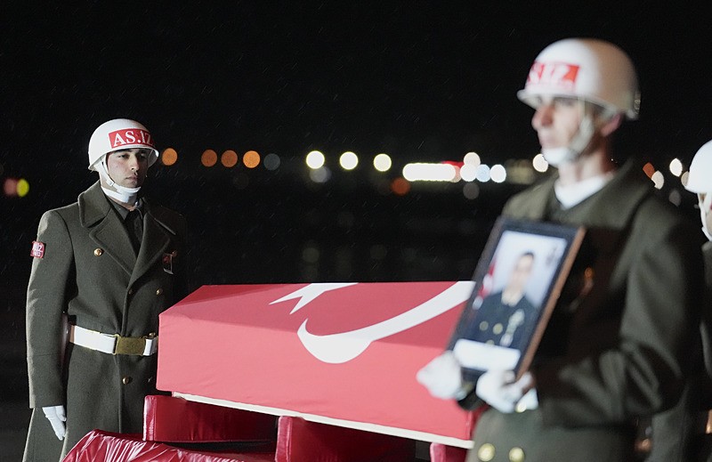 Pençe-Kilit Operasyonu bölgesinde şehit olan Piyade Uzman Çavuş Tokyürek'in naaşı Erzurum'a getirildi. (AA)