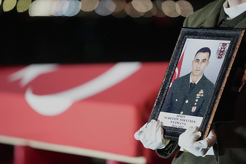 Pençe-Kilit Operasyonu bölgesinde şehit olan Piyade Uzman Çavuş Tokyürek'in naaşı Erzurum'a getirildi. (AA)